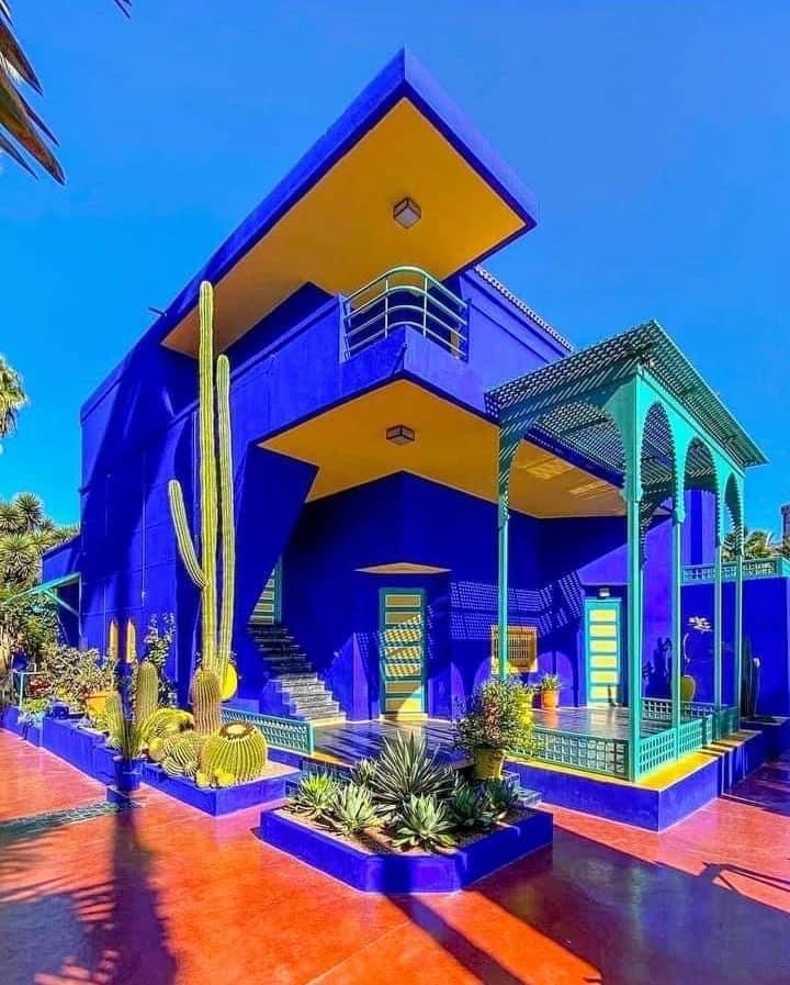 Villa bleu Majorelle et jaune du jardin Majorelle à Marrakech, cactus et pergola